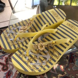 GUESS CHARM DETAIL FLIP FLOPS